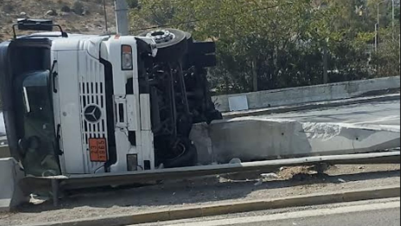 Ανατράπηκε βυτιοφόρο στη Λεωφόρο Σχιστού