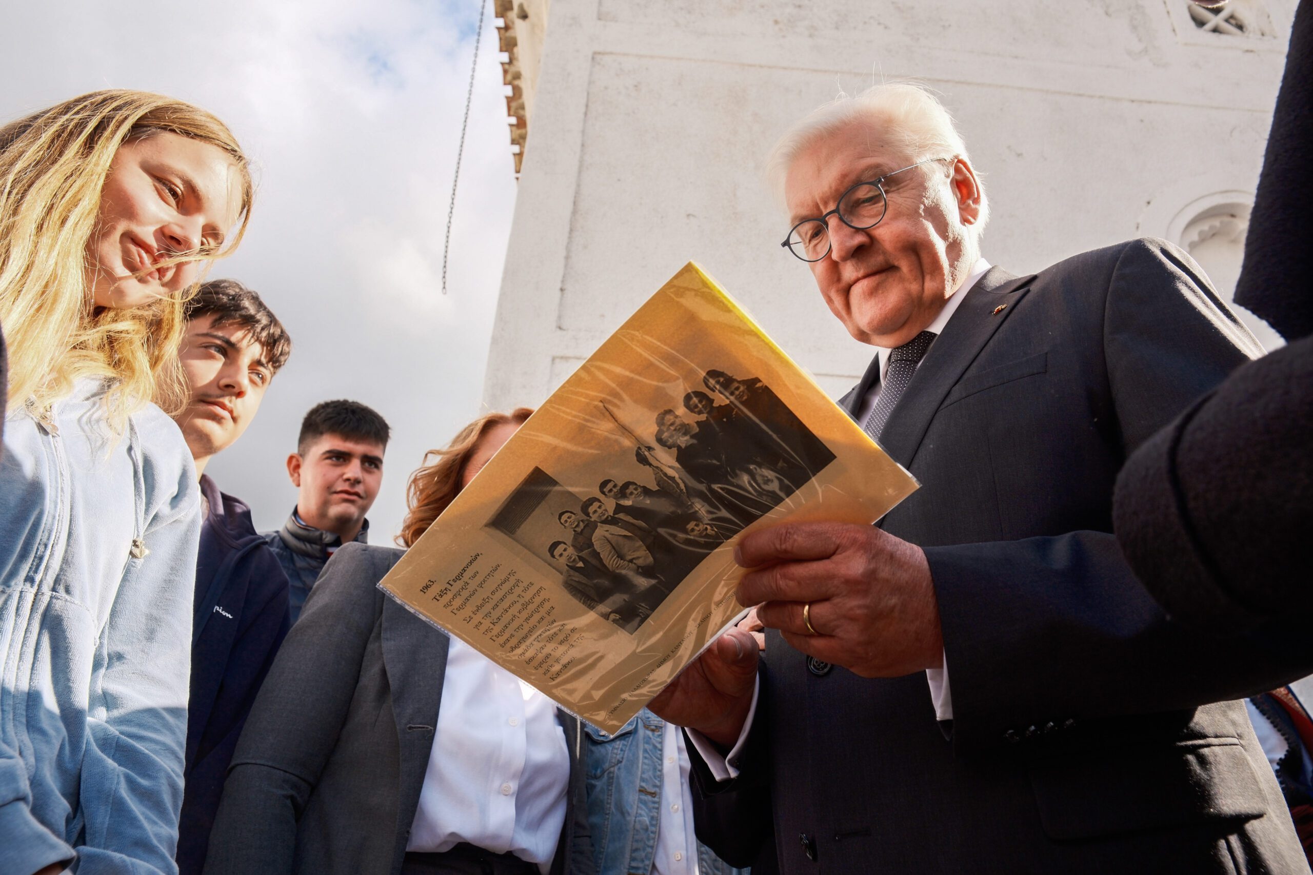 Στην μαρτυρική Κάντανο ο Σταΐνμάιερ – Ζήτησε συγγνώμη στα ελληνικά για τις θηριωδίες των Ναζί στην Κρήτη