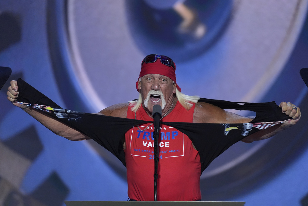 Εκλογές ΗΠΑ: Ο Τραμπ στρέφεται στο WWE – Ο Hulk Hogan σκίζει το πουκάμισό του και φωνάζει «αφήστε την Τραμπ-μανία να ξεσαλώσει»