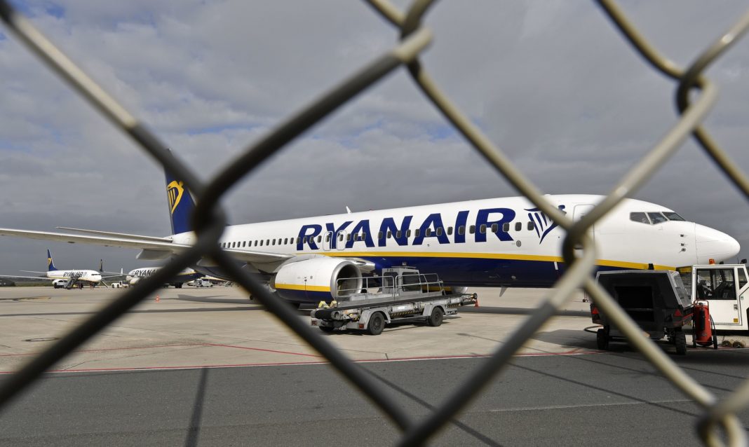 Τρόμος σε πτήση της Ryanair στην Ιταλία – Ξέσπασε φωτιά στο φτερό