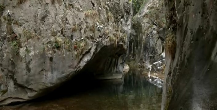 Γαλανά νερά: Το επιβλητικό φαράγγι στο Σχιστό Λαγκάδι Λουτρακίου και οι δύο μύθοι