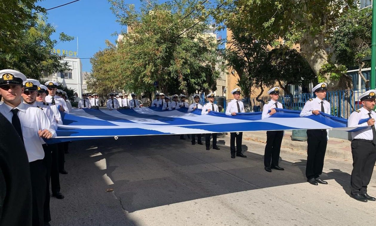 Χίος: Υψώθηκε η τεράστια γαλανόλευκη στο λιμάνι του νησιού