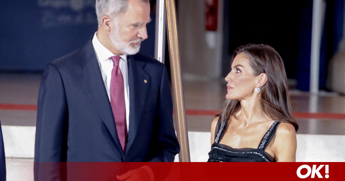 Βασίλισσα Λετίσια: Αγκαζέ με τον βασιλιά Φελίπε στη Βαρκελώνη – Συνδύασε navy φόρεμα Carolina Herrera με γόβες Massimo Dutti