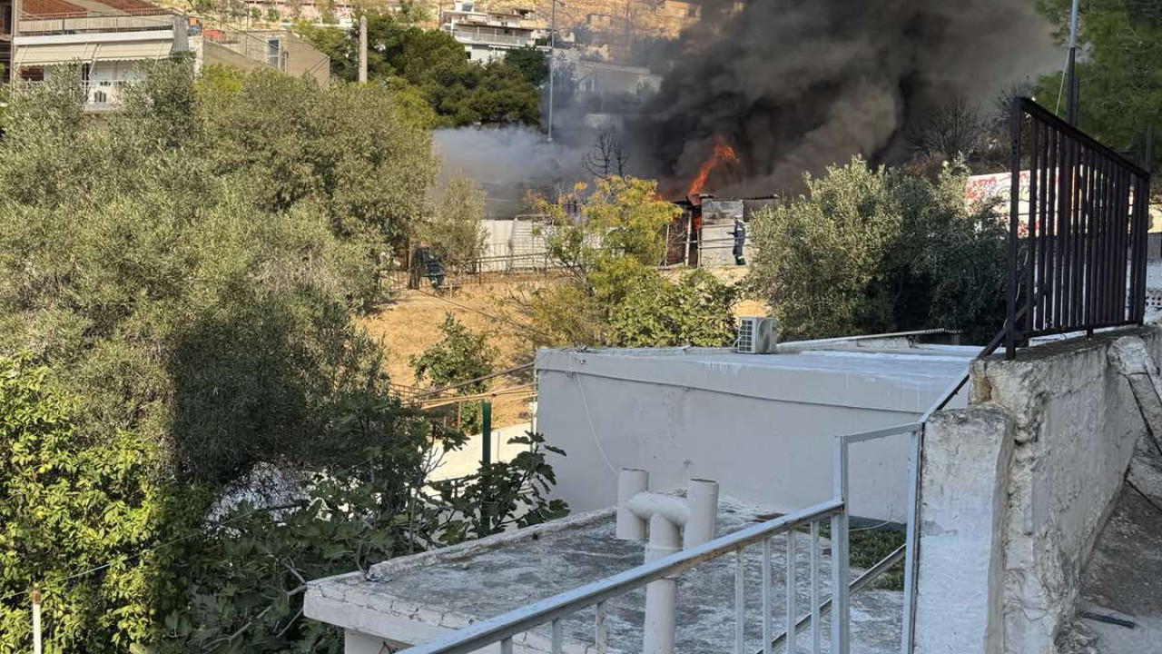 Φωτιά σε χαμηλή βλάστηση στο Πέραμα – Σηκώθηκε ελικόπτερο