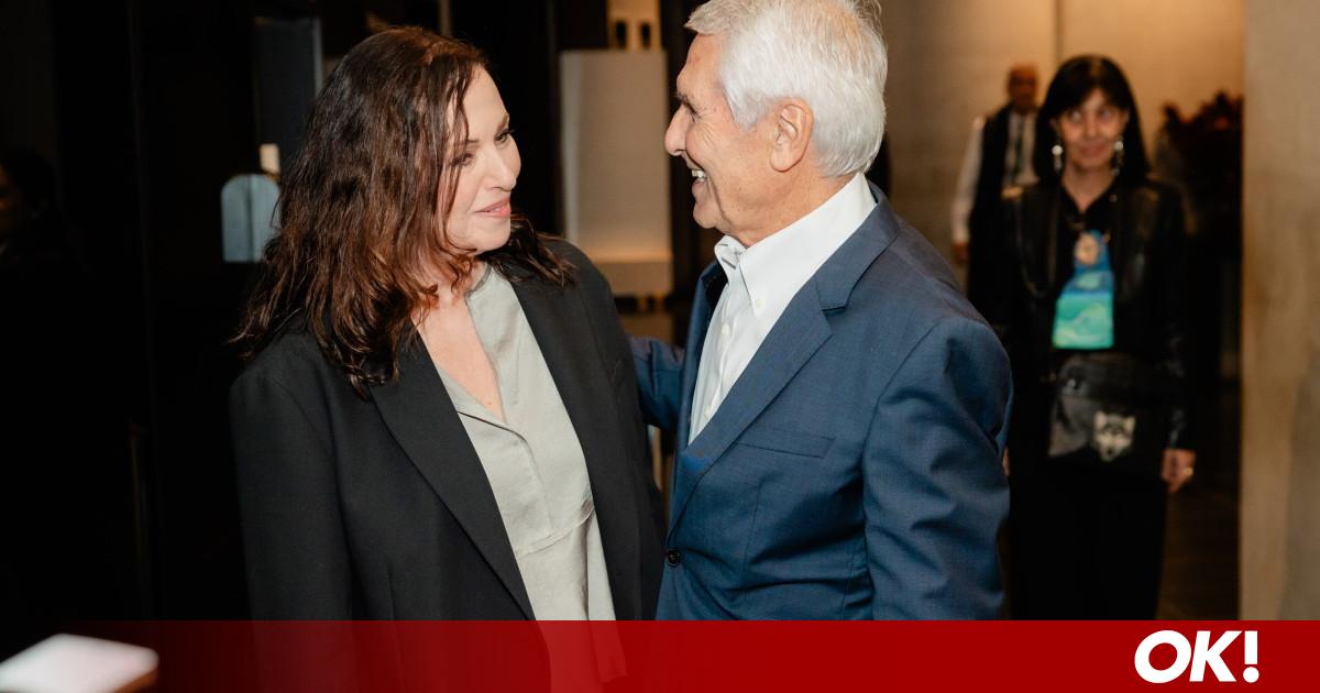 Κοραλία Καράντη: Σπάνια εμφάνιση με ανδρόγυνο στυλ και wet look στο Μουσείο Ακρόπολης