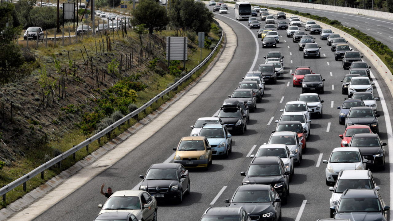 Κίνηση: Διακοπή κυκλοφορίας στην κάθοδο του Κηφισού λόγω φωτιάς σε φορτηγό 