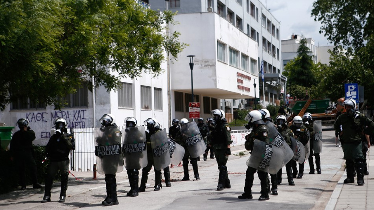 Θεσσαλονίκη: Αστυνομική επιχείρηση για τον απεγκλωβισμό του πρύτανη του ΑΠΘ