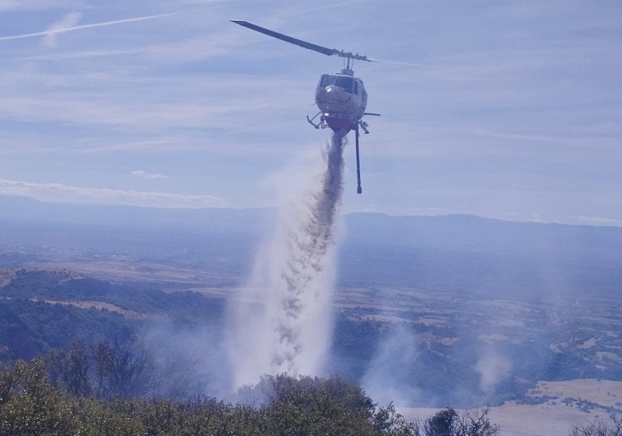 Φωτιά σε χαμηλή βλάστηση στη Σέριφο – Στη μάχη και ένα αεροσκάφος