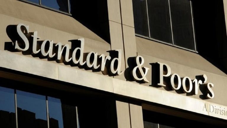 Standard & Poor’s: Επιβεβαίωσε για την Ελλάδα την επενδυτική βαθμίδα «BBB-» με θετική προοπτική