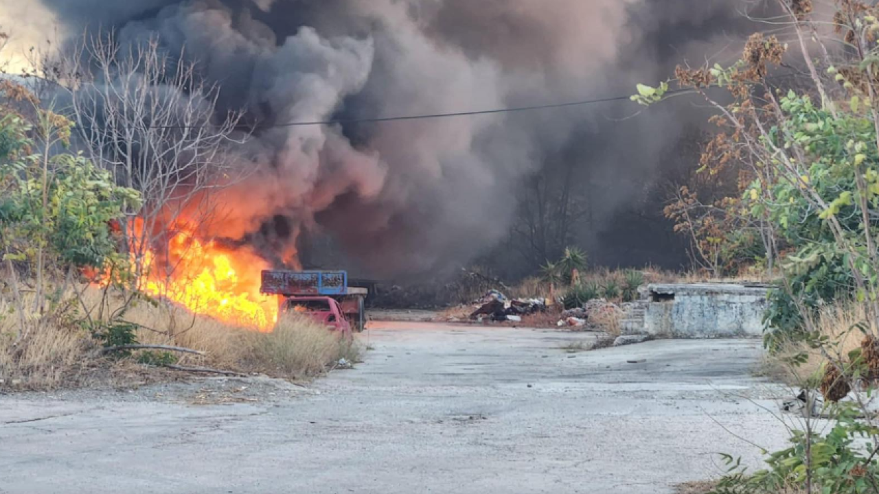 Φωτιά σε οικοπεδικό στον Ταύρο