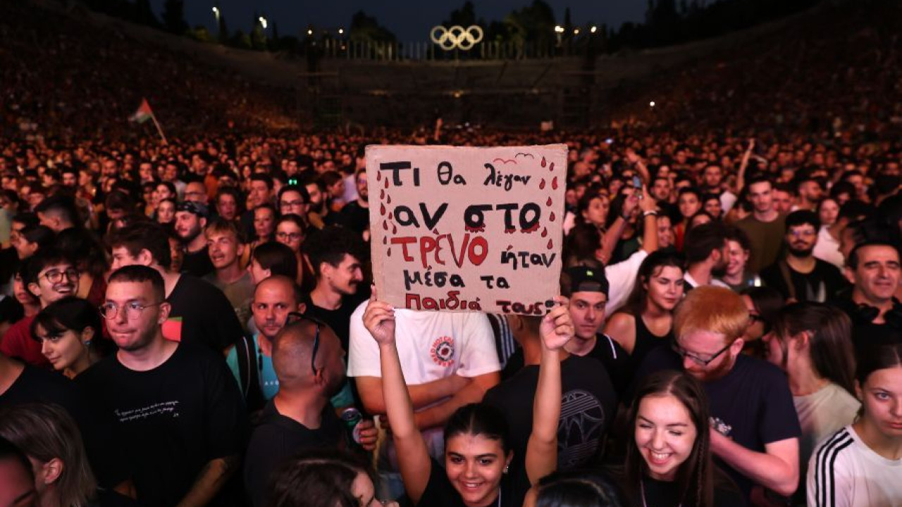 Τέμπη: Κατάμεστο το Καλλιμάρμαρο στη συναυλία