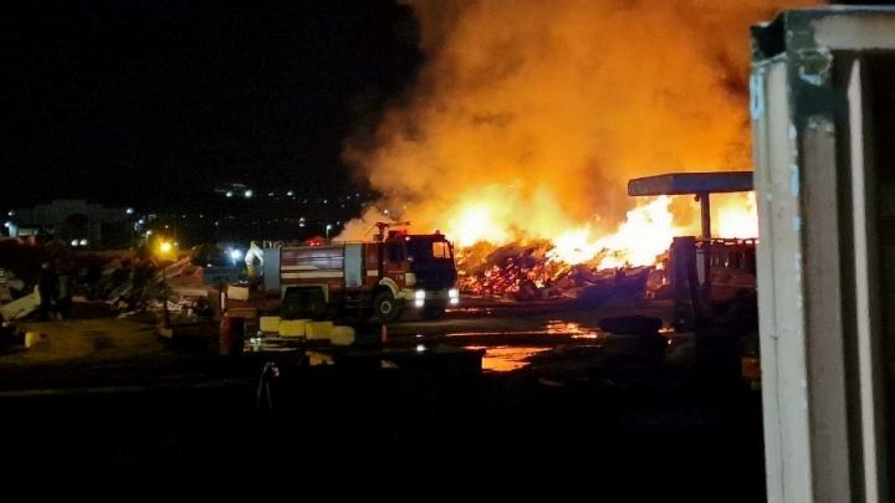 Θεσσαλονίκη: Σε εξέλιξη επιχείρηση της Πυροσβεστικής για φωτιά σε εργοστάσιο ανακυκλώσιμων υλικών