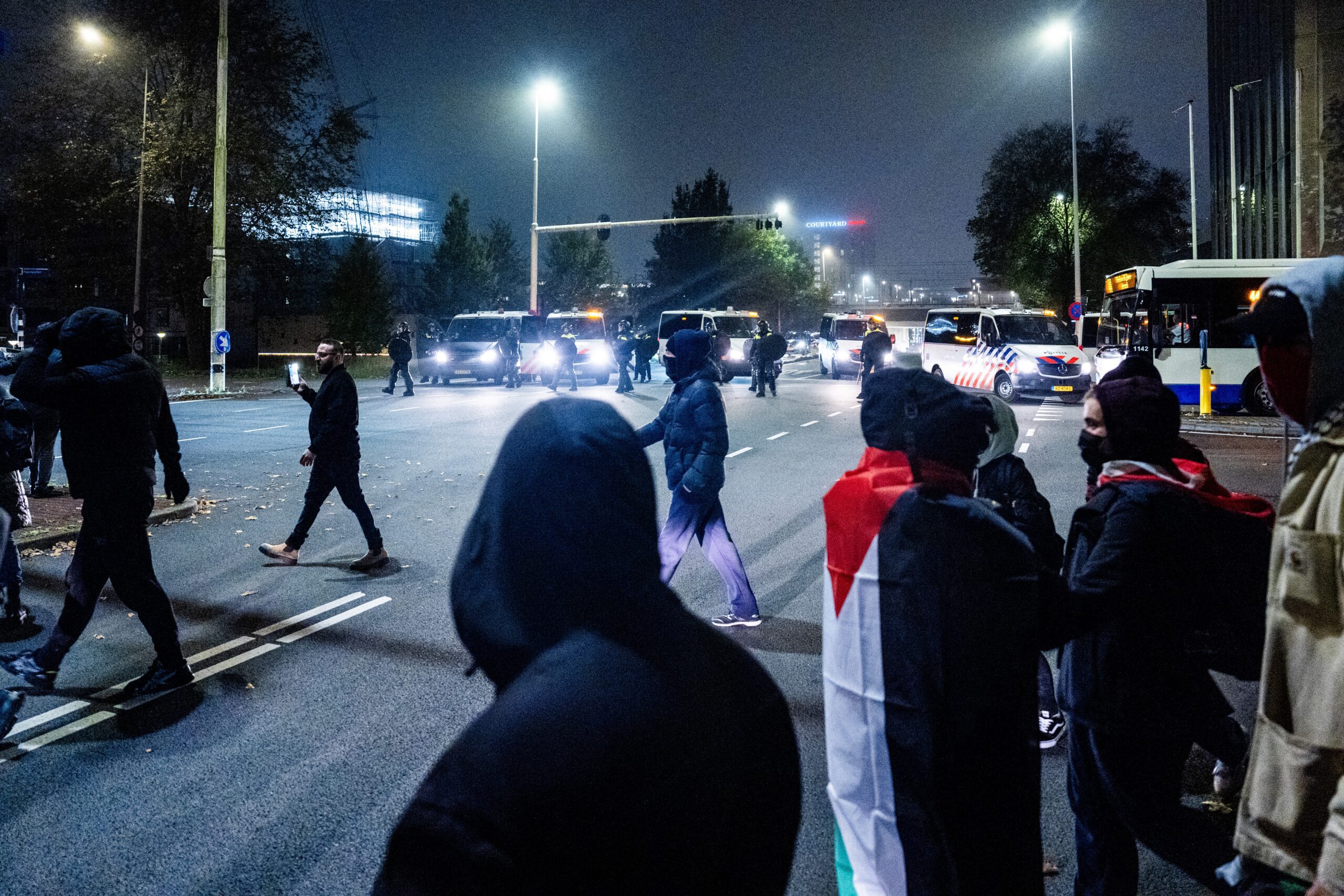 Οργή και ανησυχία για τα βίαια επεισόδια στο Άμστερνταμ – Επέστρεψαν στο Ισραήλ οι πρώτοι οπαδοί