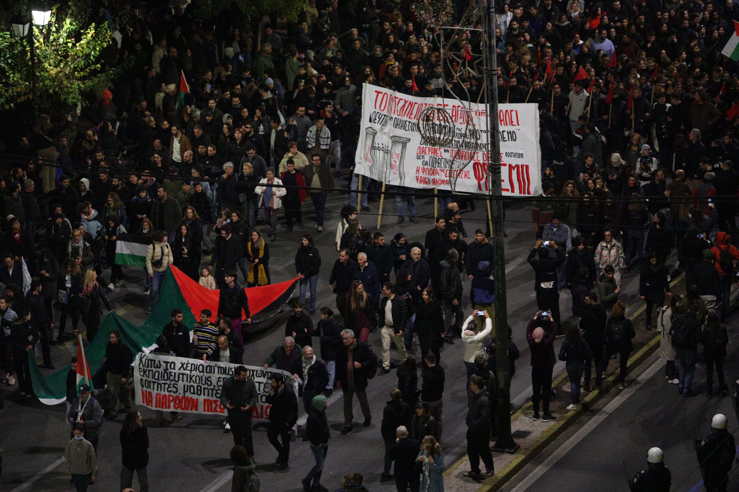 Πολυτεχνείο: Μαζική η πορεία στην Αθήνα, 150 προσαγωγές και 7 συλλήψεις – Ένταση και μολότοφ στη Θεσσαλονίκη