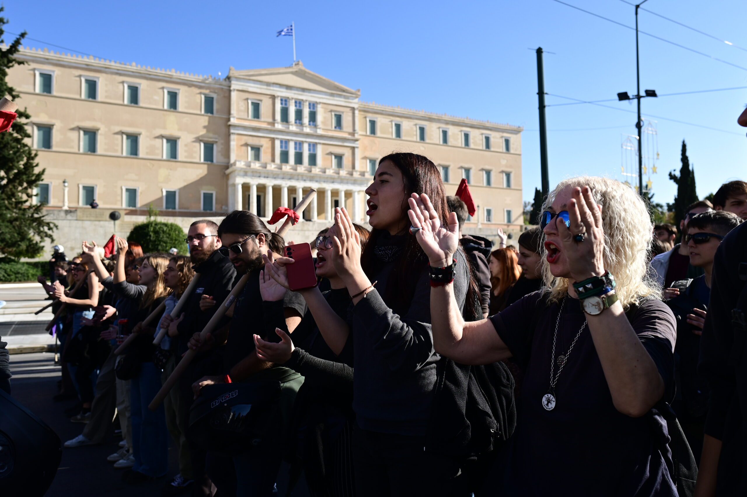 Ολοκληρώθηκε η πορεία στο πλαίσιο της 24ωρης Γενικής Απεργίας – Αποκαταστάθηκε η κυκλοφορία στο κέντρο της Αθήνας