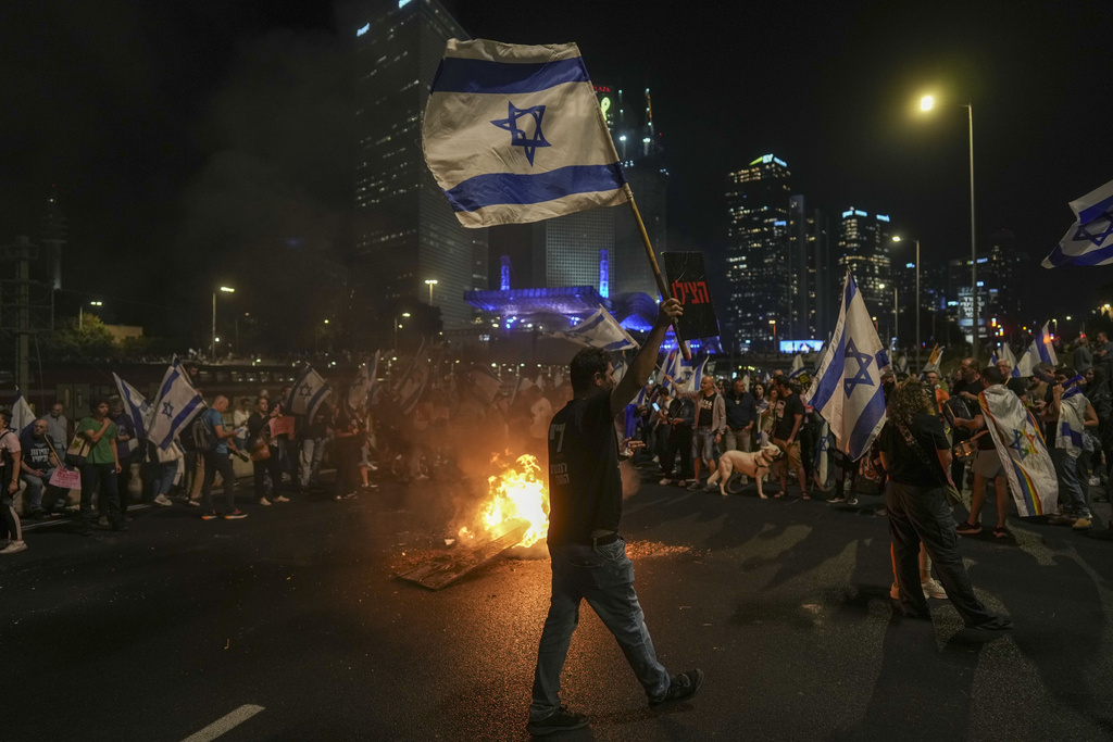 Στους δρόμους του Τελ Αβίβ χιλιάδες διαδηλωτές μετά την καρατόμηση Γκάλαντ – Χαρακτηρίζουν «προδότη» τον Νετανιάχου