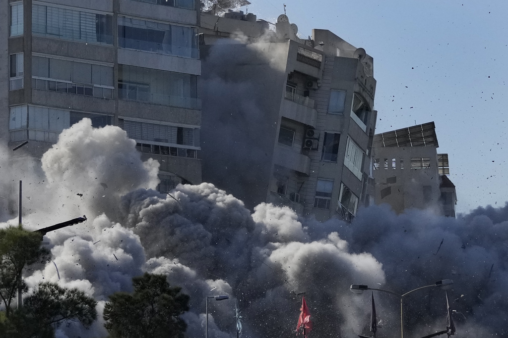 Το Ισραήλ ισοπέδωσε πολυκατοικία στη Βηρυτό – Το Ιράν θα στηρίξει τις αποφάσεις του Λιβάνου για εκεχειρία