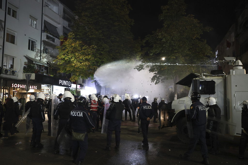 Αλβανία: Ένταση στα Τίρανα σε διαδήλωση της αντιπολίτευσης κατά της κυβέρνησης Ράμα