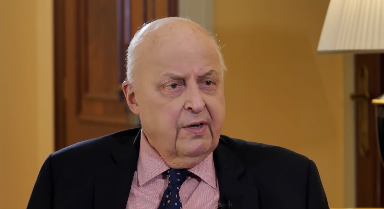 John Negreponte στο ΕΡΤNews για Τραμπ: «Ανησυχώ πως θα τον ενδιαφέρει να διευκολύνει τη Ρωσία»