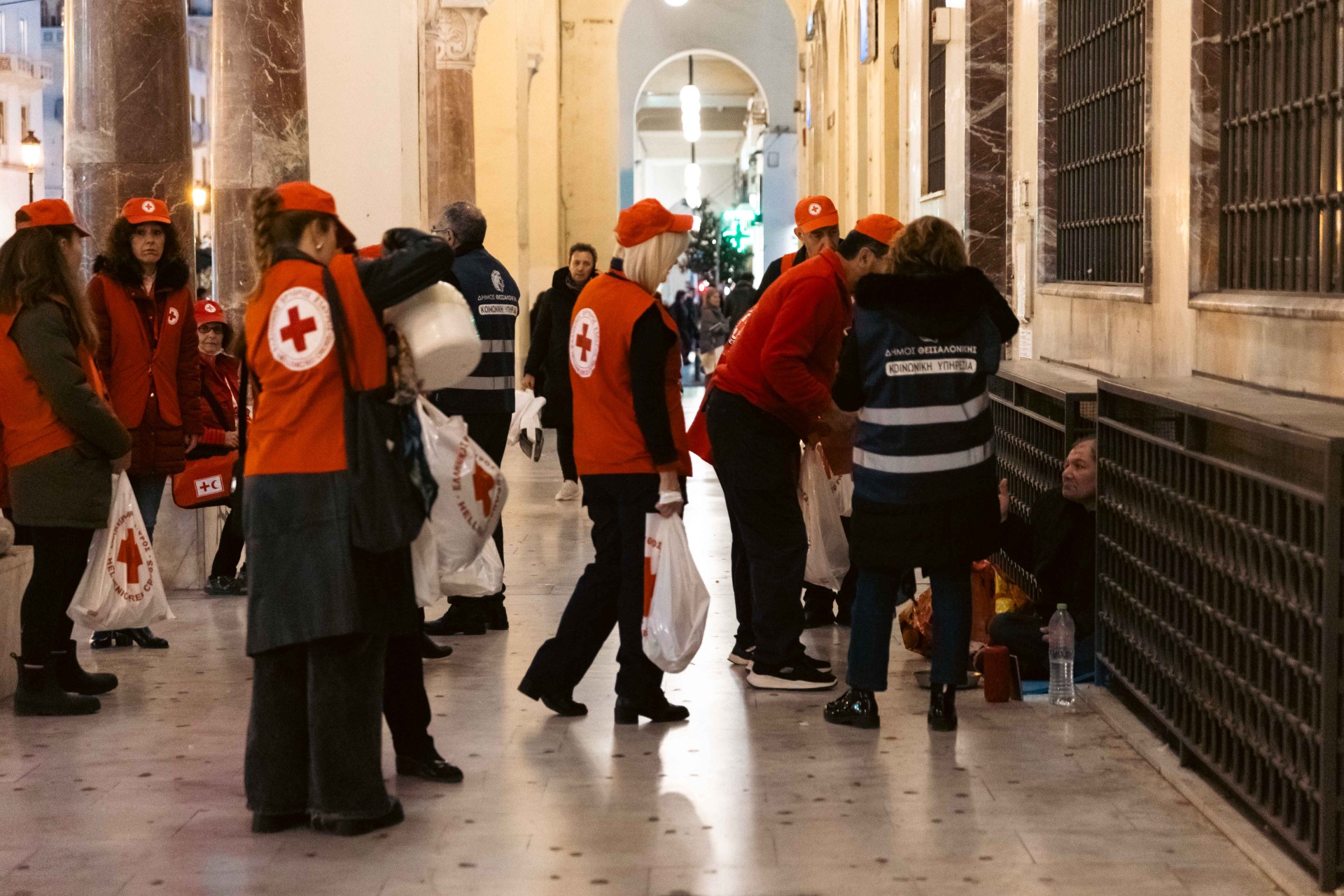 Θεσσαλονίκη: Βοήθεια σε αστέγους από τον Ερυθρό Σταυρό