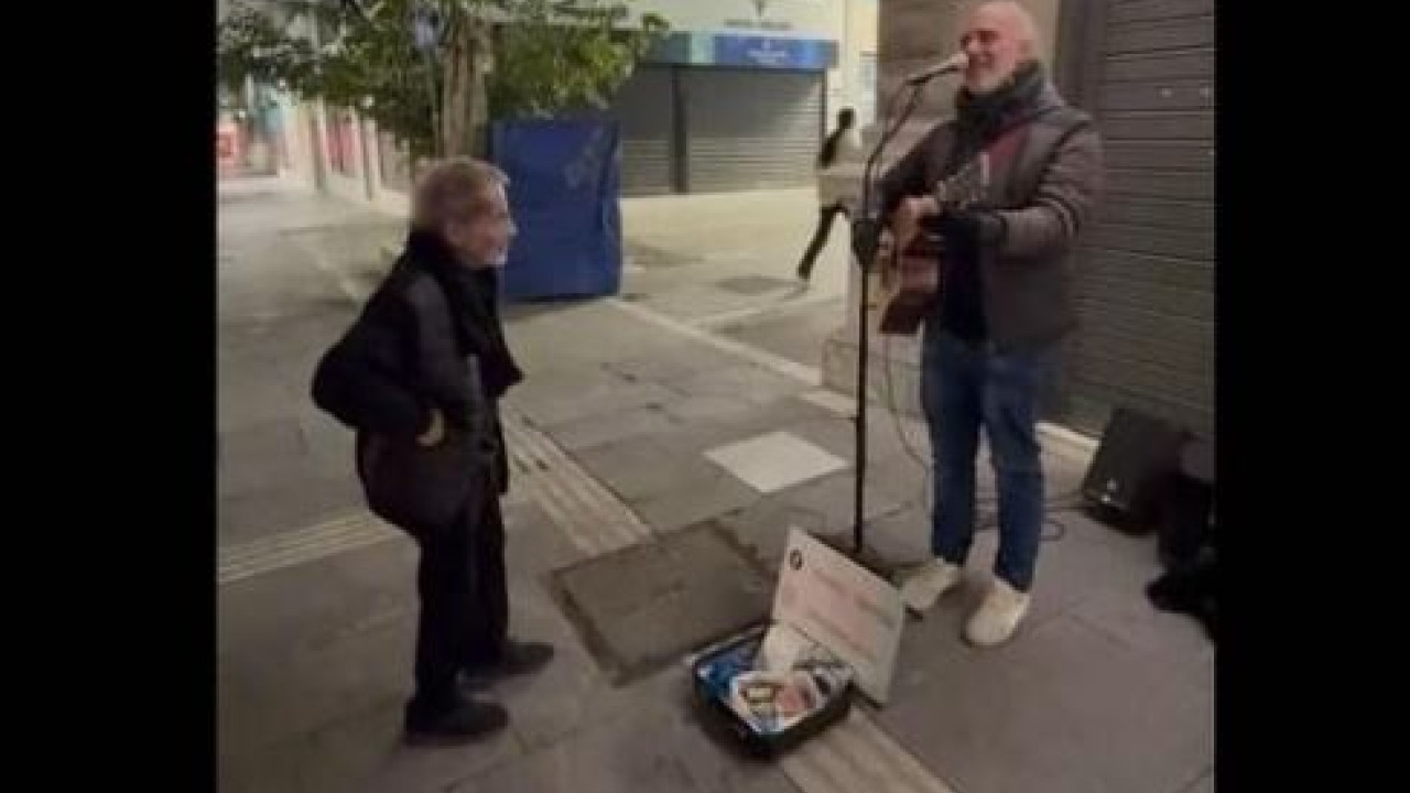 Ανάρτηση του μουσικού που αγκάλιασε ο Σταύρος Ξαρχάκος