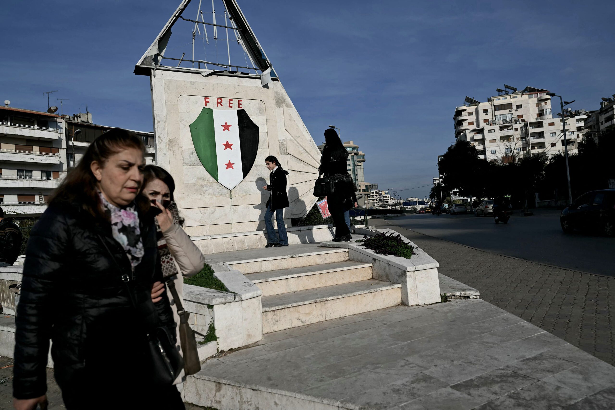 Συρία: Οι νέες αρχές της χώρας δηλώνουν ότι θέλουν να συμβάλουν «στην περιφερειακή ειρήνη»