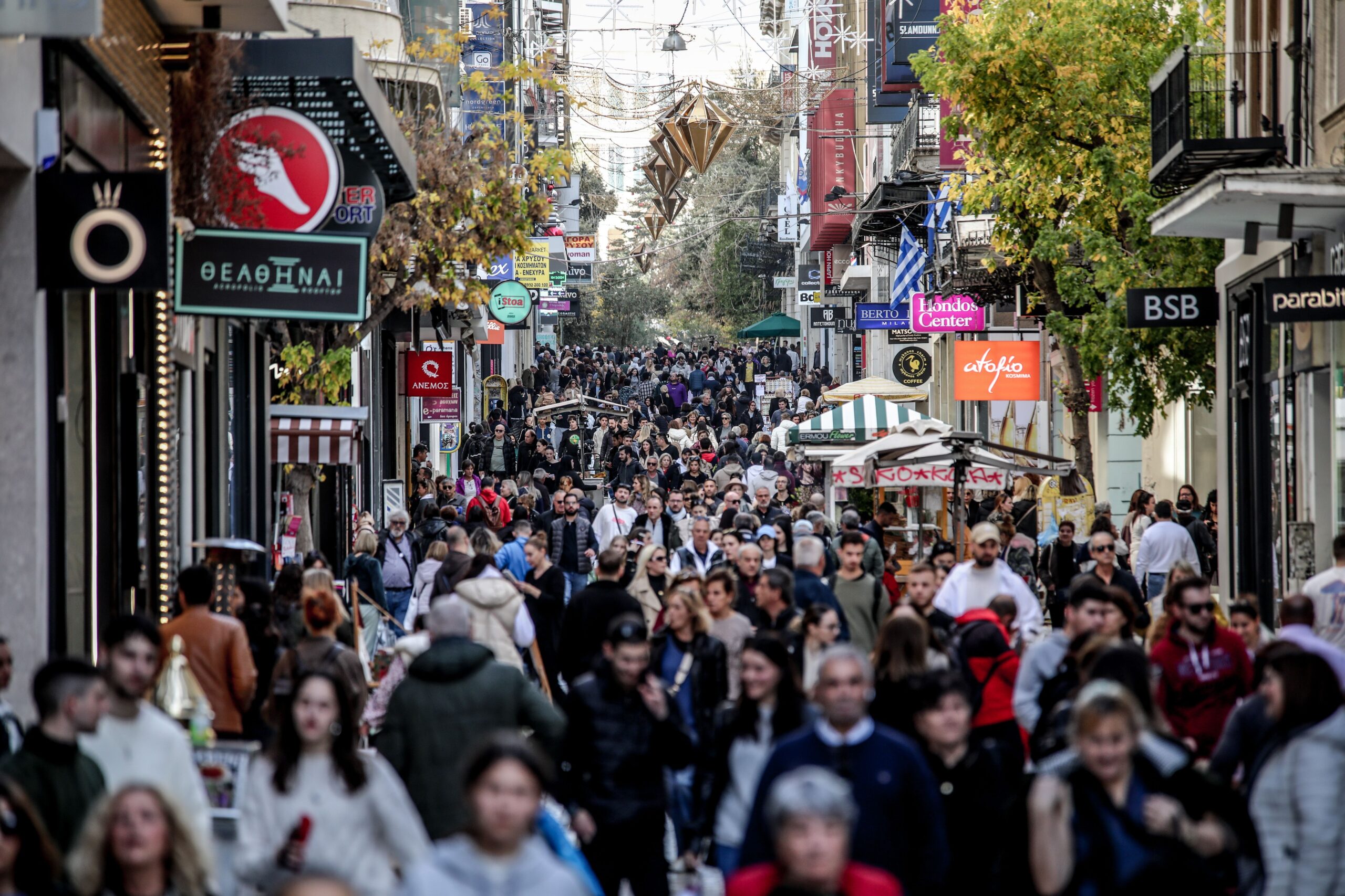 Αυξημένη κίνηση στην αγορά για τα ψώνια της τελευταίας στιγμής – Μέσα από την ΕΡΤ η αλλαγή του χρόνου στην πλατεία Συντάγματος