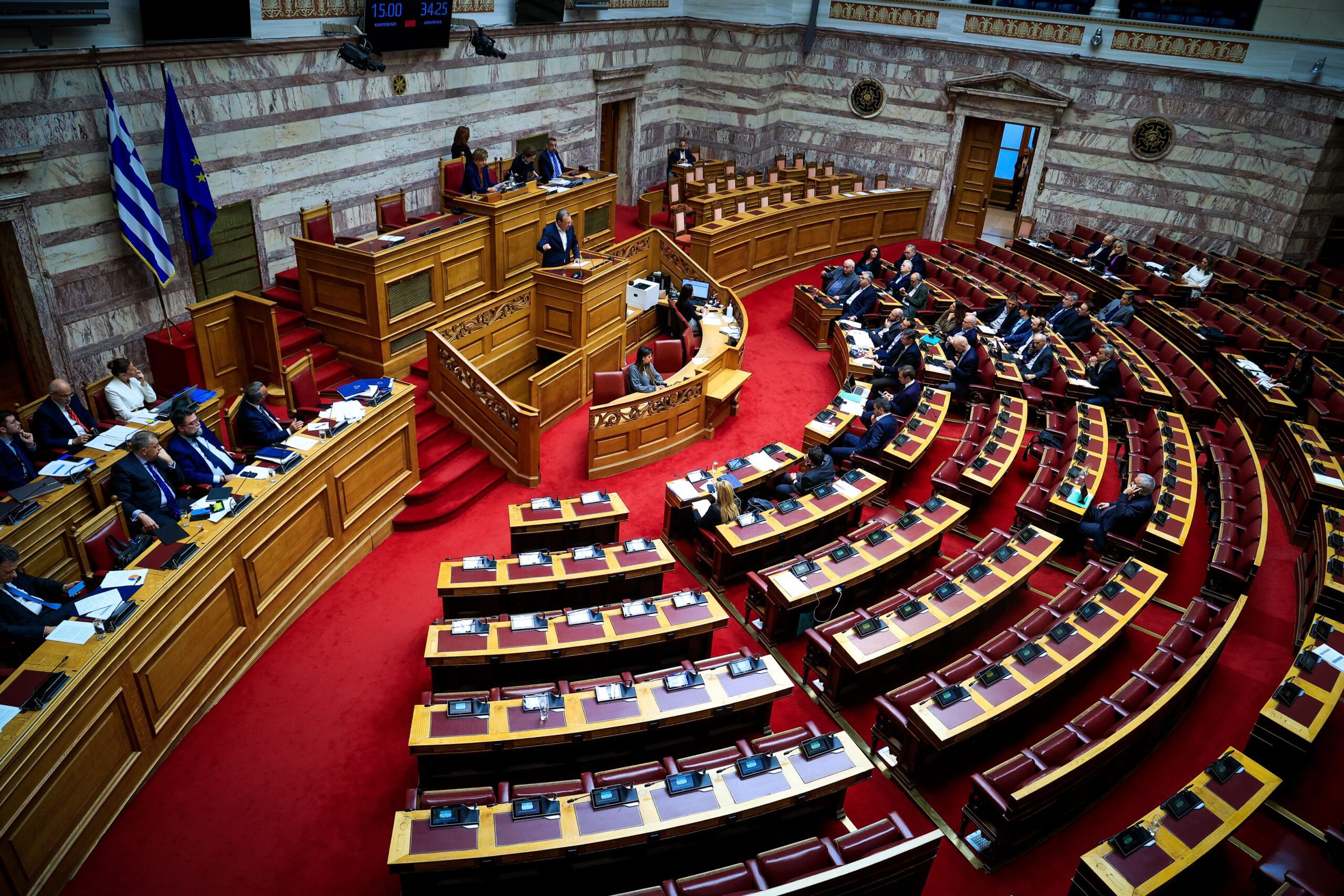 Συνεχίζεται η κόντρα ΝΔ-ΠΑΣΟΚ με επίκεντρο τη φορολόγηση των τραπεζών – Δριμεία κριτική από την αντιπολίτευση