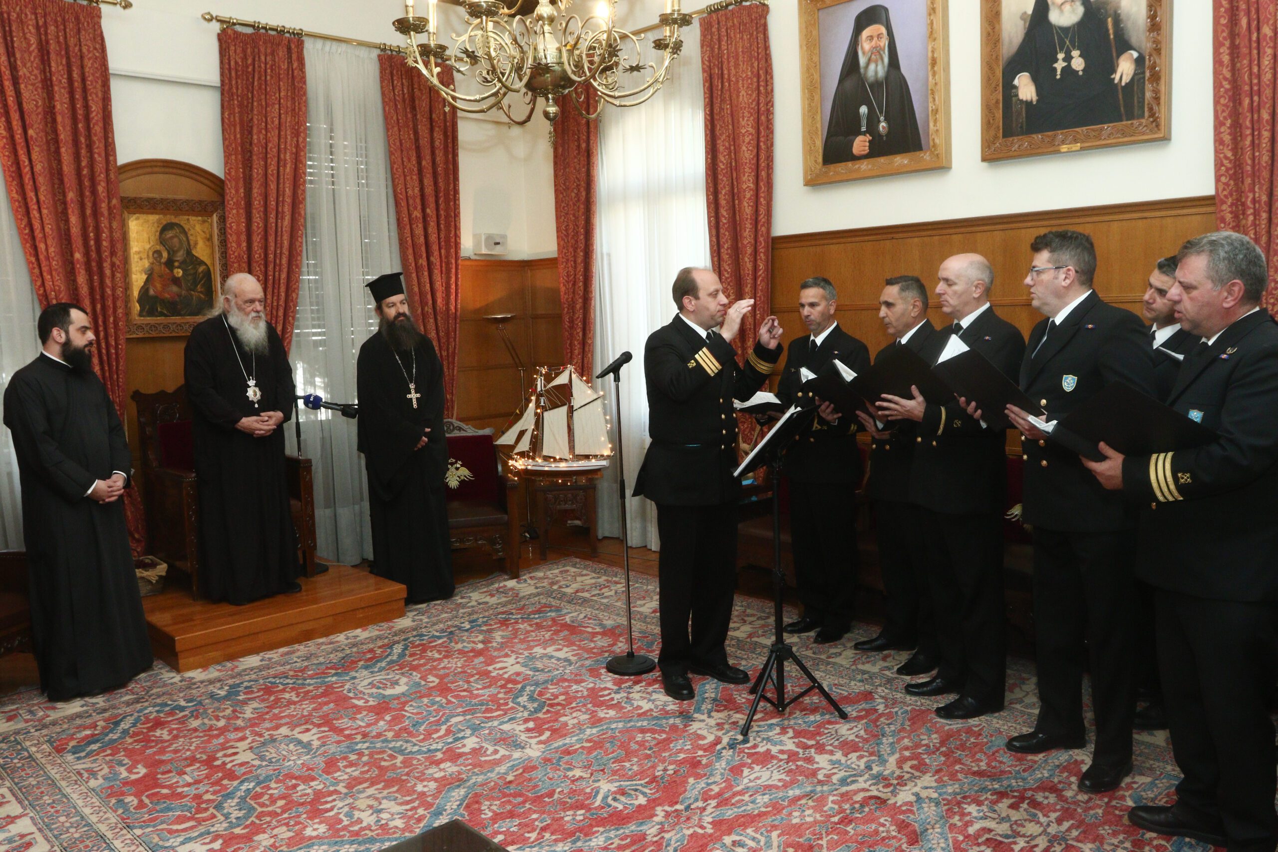 Χριστουγεννιάτικες μελωδίες από παιδιά και Λιμενικούς στον Αρχιεπίσκοπο Ιερώνυμο