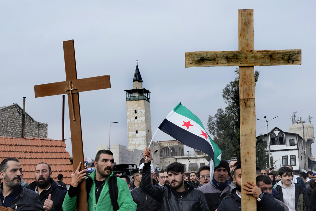 Συρία: Μεγάλες διαδηλώσεις Αλαουιτών σε πολλές πόλεις μετά από φερόμενη επίθεση σε χώρο λατρείας τους