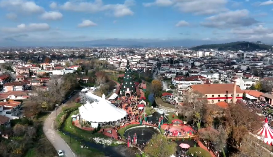 Πόλος έλξης τα χριστουγεννιάτικα πάρκα για χιλιάδες εκδρομείς