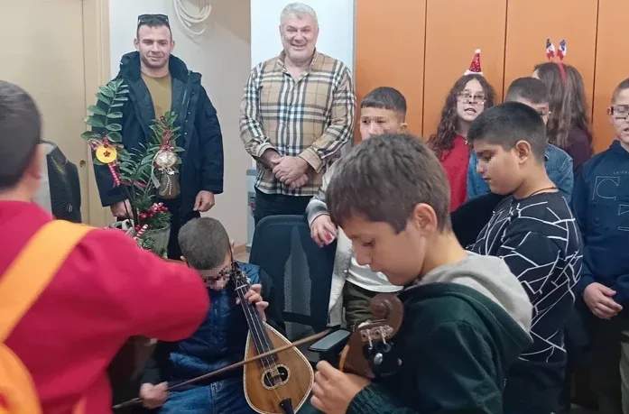 Το Δημαρχείο  Φαιστού γέμισε με χριστουγεννιάτικες μελωδίες από τα παιδιά του 2ου Δημοτικού Σχολείου Μοιρών