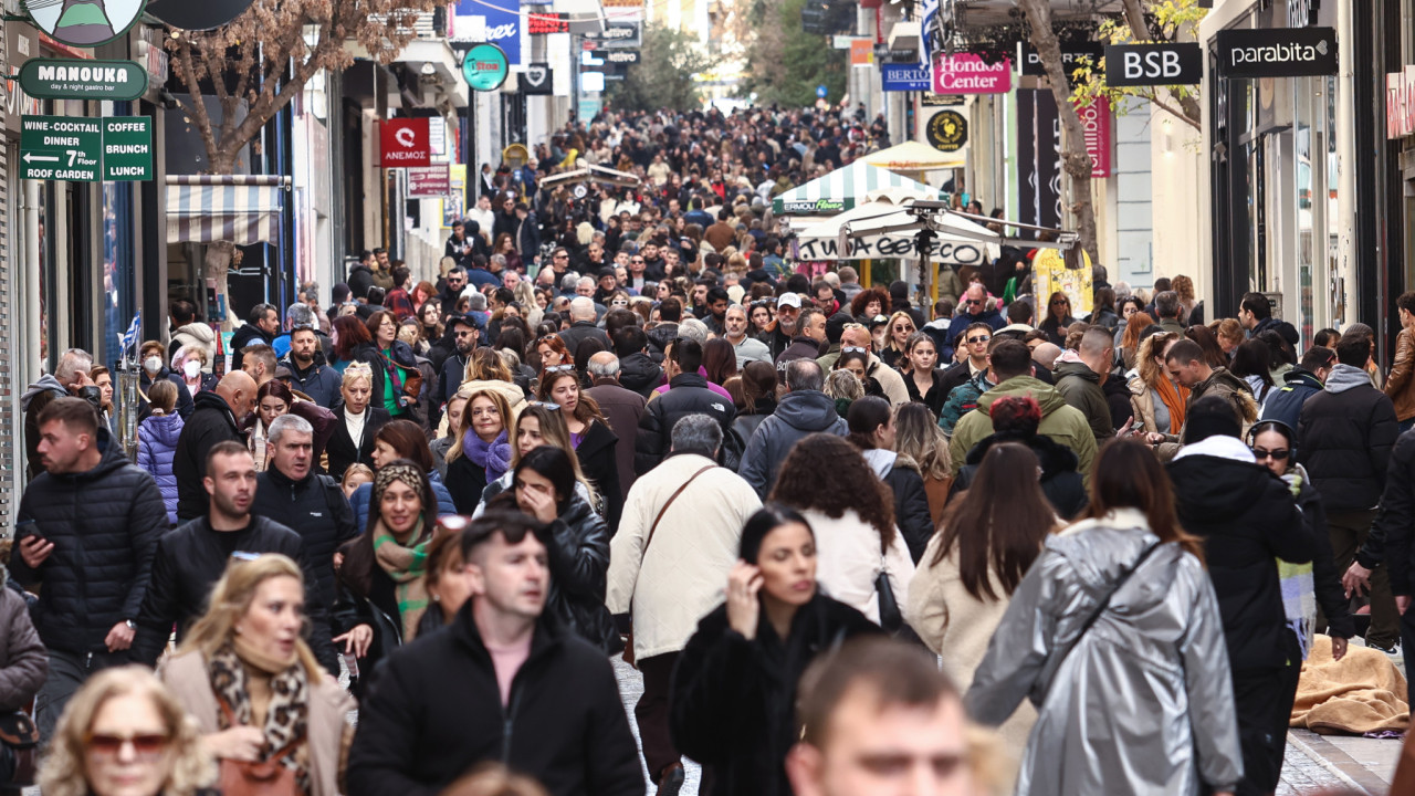 Εορταστικό ωράριο: Τι ώρα κλείνουν σήμερα καταστήματα και σούπερ μάρκετ