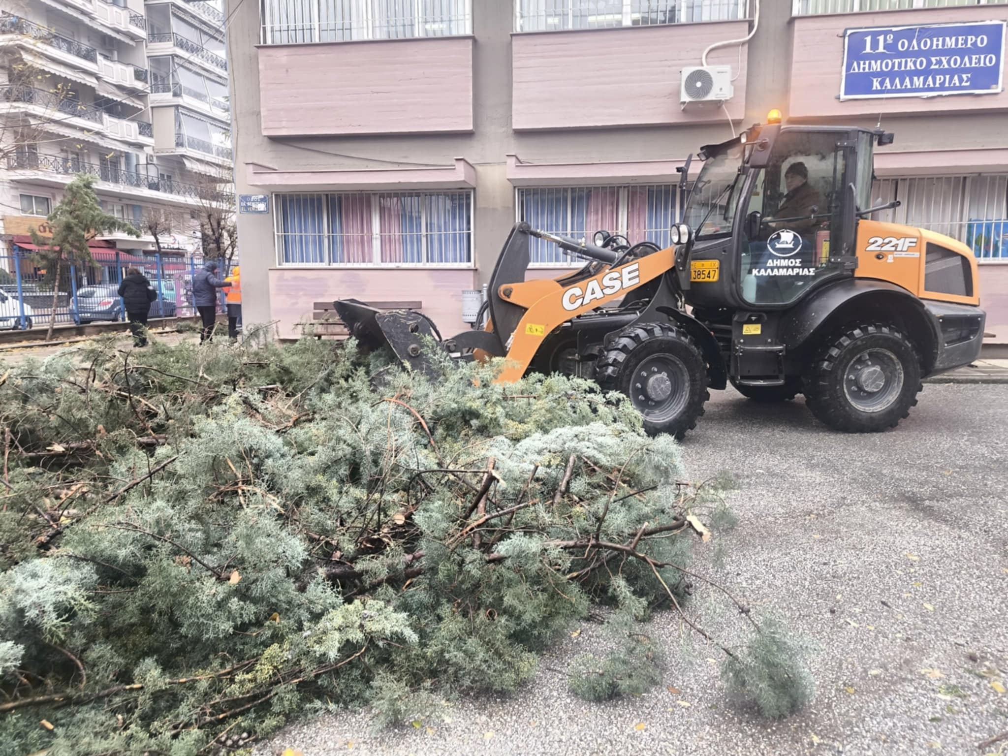 Καλαμαριά: Αγώνας δρόμου για τον καθαρισμό και την αποκατάσταση των ζημιών