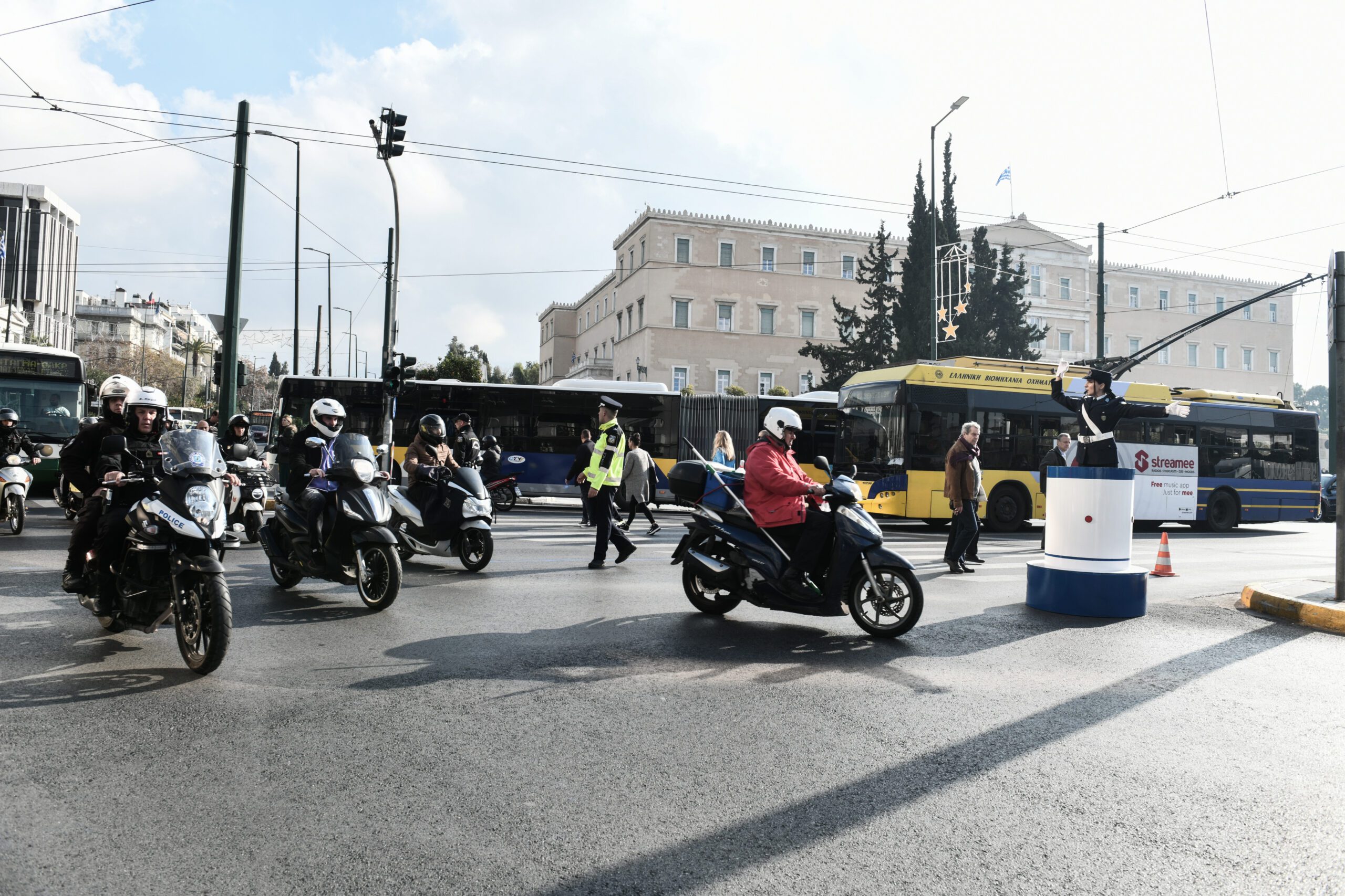 Ο «οδικός» χαρτης για τους μοτοσικλετιστές: Τι προβλέπει ο νέος ΚΟΚ για ηλεκτρονικά πρόστιμα, όρια ταχύτητας και κράνος