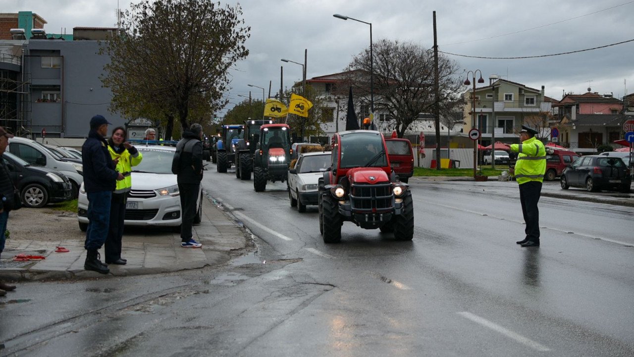 Λάρισα: Συλλαλητήριο με τρακτέρ πραγματοποίησαν αγρότες στον Δήμο Αγιάς