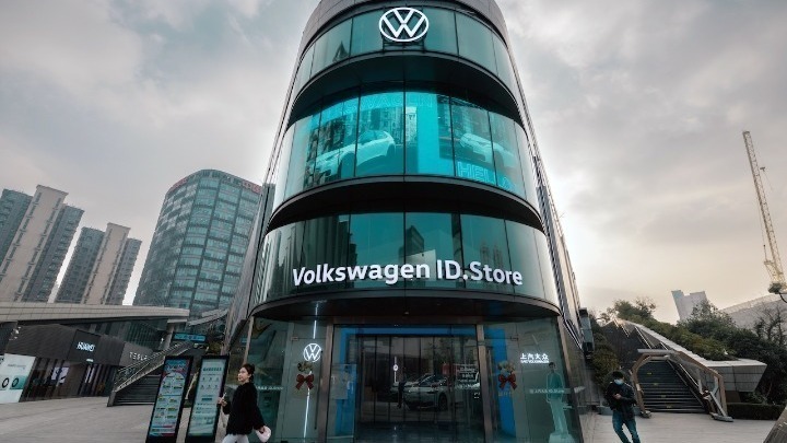 Συμφωνία της Volkswagen με τα γερμανικά συνδικάτα – Περικοπή 35.000 θέσεων εργασίας έως το 2030 και ακύρωση του κλεισίματος εργοστασίων