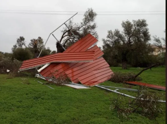 Ο ανεμοστρόβιλος στο Τυμπάκι πήρε ότι βρήκε στο πέρασμά του- Υπόστεγο σηκώθηκε σαν φύλλο και εκτοξεύτηκε πολλά μέτρα μακριά (Φωτογραφίες)