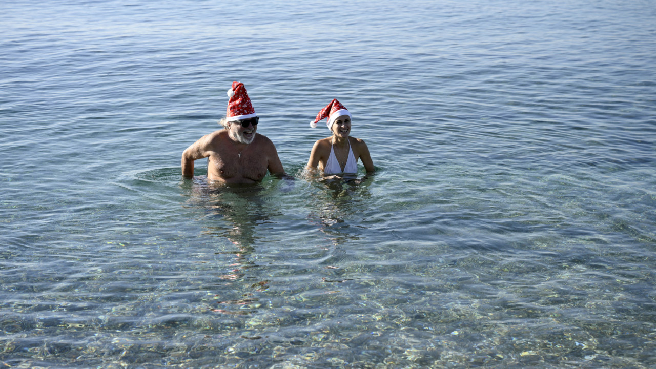 Μπάνιο στη θάλασσα και κόψιμο της βασιλόπιτας στην παραλία για τους χειμερινούς κολυμβητές (Φωτογραφίες)