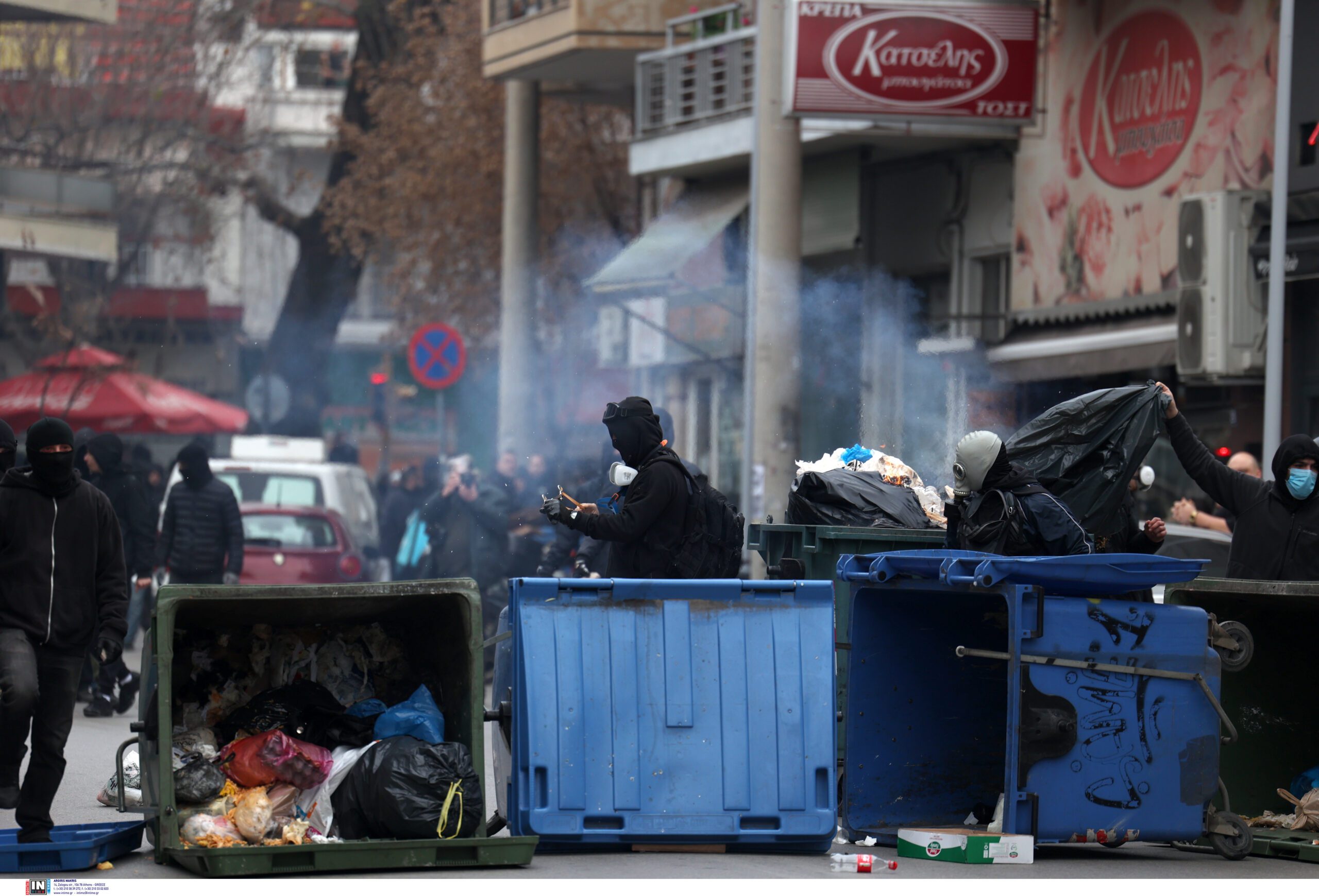 Θεσσαλονίκη: Άγνωστοι πυρπόλησαν κάδους στην Εγνατία-Σε 23 προσαγωγές προχώρησε η Αστυνομία