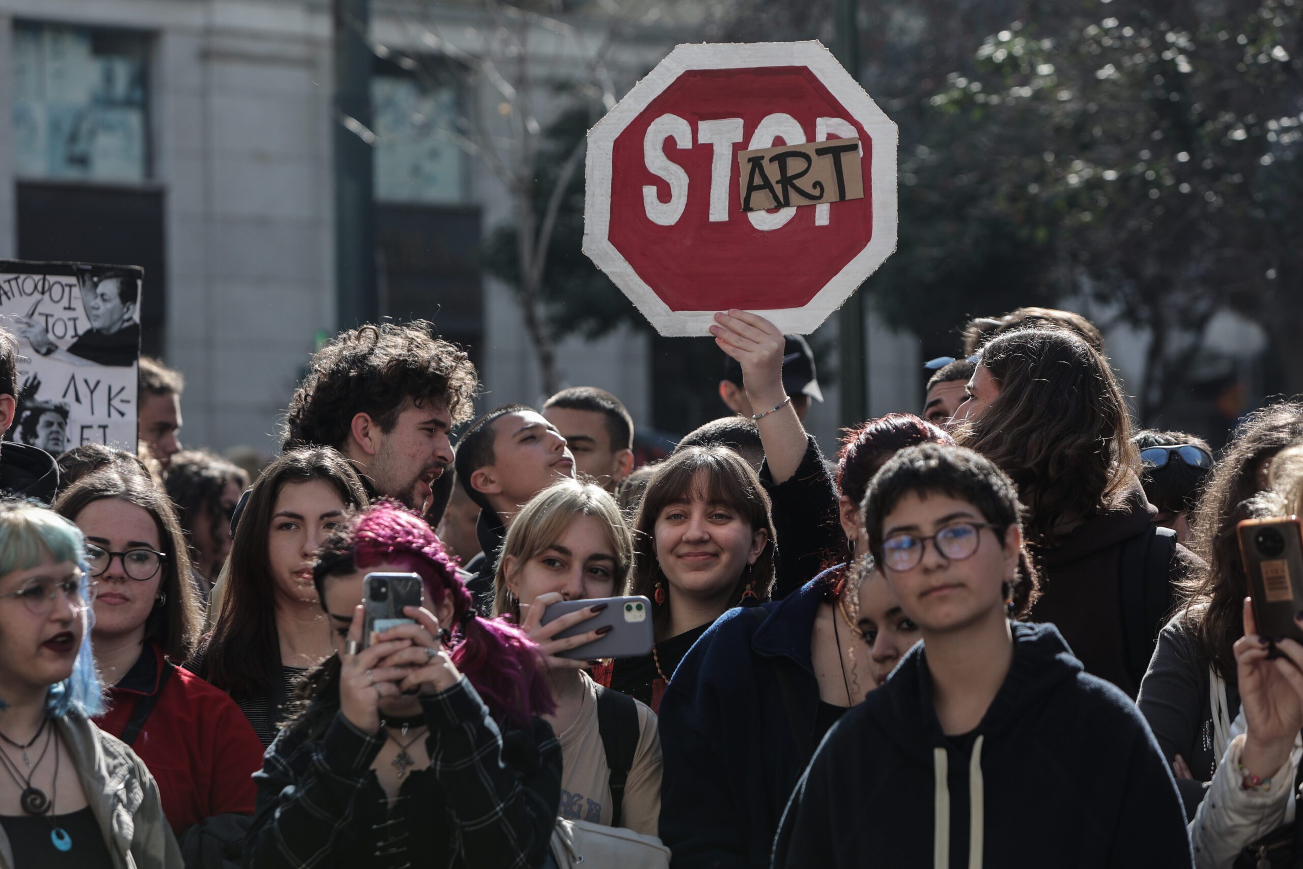 Στους δρόμους βγαίνουν οι μαθητές του Μουσικού Σχολείου Λάρισας