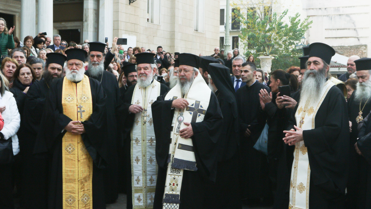 Σε λαϊκό προσκύνημα στον Καθεδρικό Ναό στα Τίρανα το σκήνωμα του Αρχιεπισκόπου Αναστάσιου – Δείτε live 