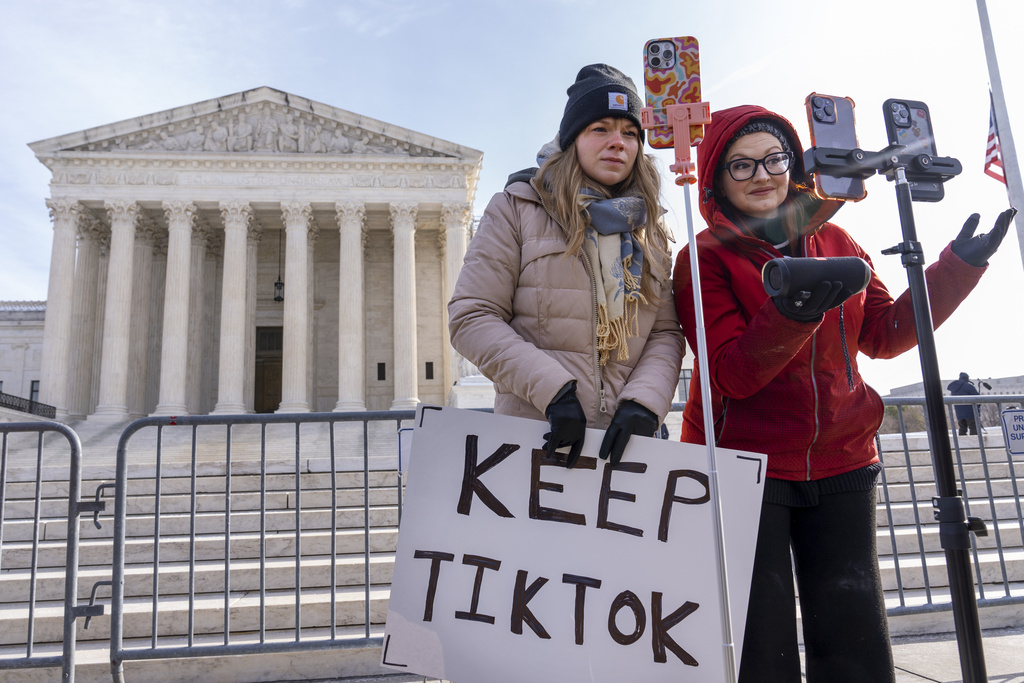 «Ευχαριστώ τον Τραμπ που δεσμεύτηκε να συνεργαστούμε» – Τι απαντά ο CEO του TikTok στην απόφαση του Ανώτατου Δικαστηρίου