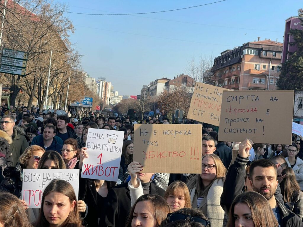 Χιλιάδες διαδηλωτές στα Σκόπια διαμαρτύρονται για το διεφθαρμένο σύστημα στη χώρα, μετά από δυστύχημα κατά το οποίο μία κοπέλα έχασε τη ζωή της