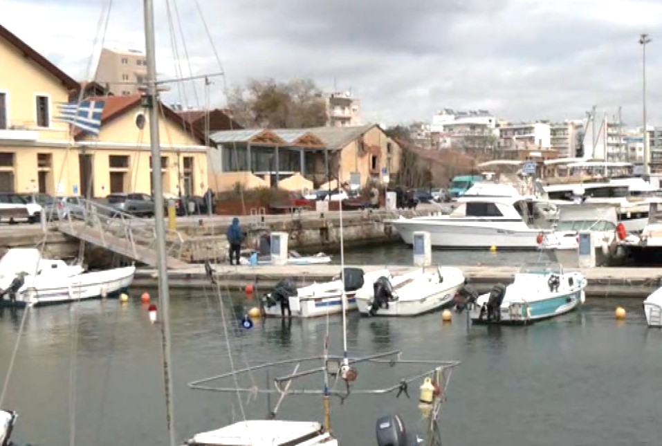 Αλεξανδρούπολη: Εκατομμύρια ψάρια γέμισαν το μικρό λιμάνι