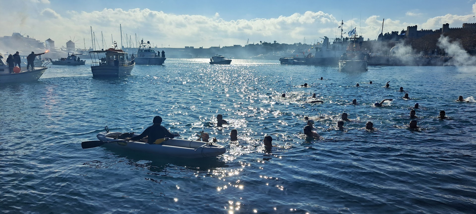 Με μεγαλοπρέπεια ο εορτασμός των Θεοφανείων – Μικροί και μεγάλοι στα κρύα νερά για να πιάσουν τον σταυρό