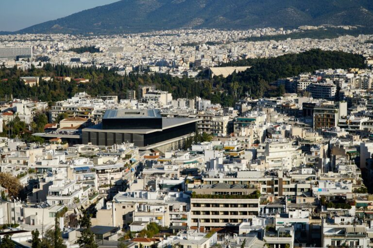 Η δυναμική της αγοράς ακινήτων το 2025: Aπό την Αθήνα στην περιφέρεια – Ποιοι και πώς αγοράζουν