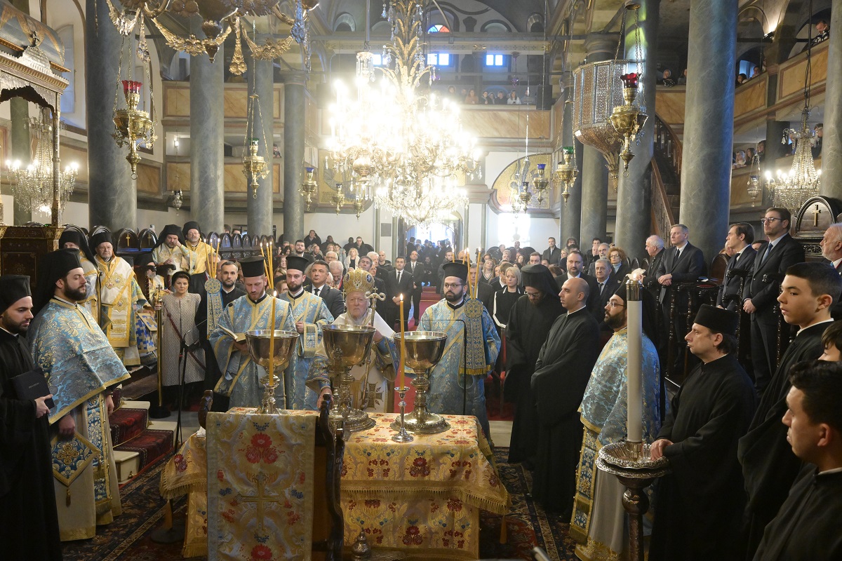 Σε κλίμα κατάνυξης στο Φανάρι η γιορτή των Θεοφανείων: Από τον Πατριάρχη Βαρθολομαίο η Θεία Λειτουργία και ο αγιασμός των υδάτων στον Κεράτιο Κόλπο