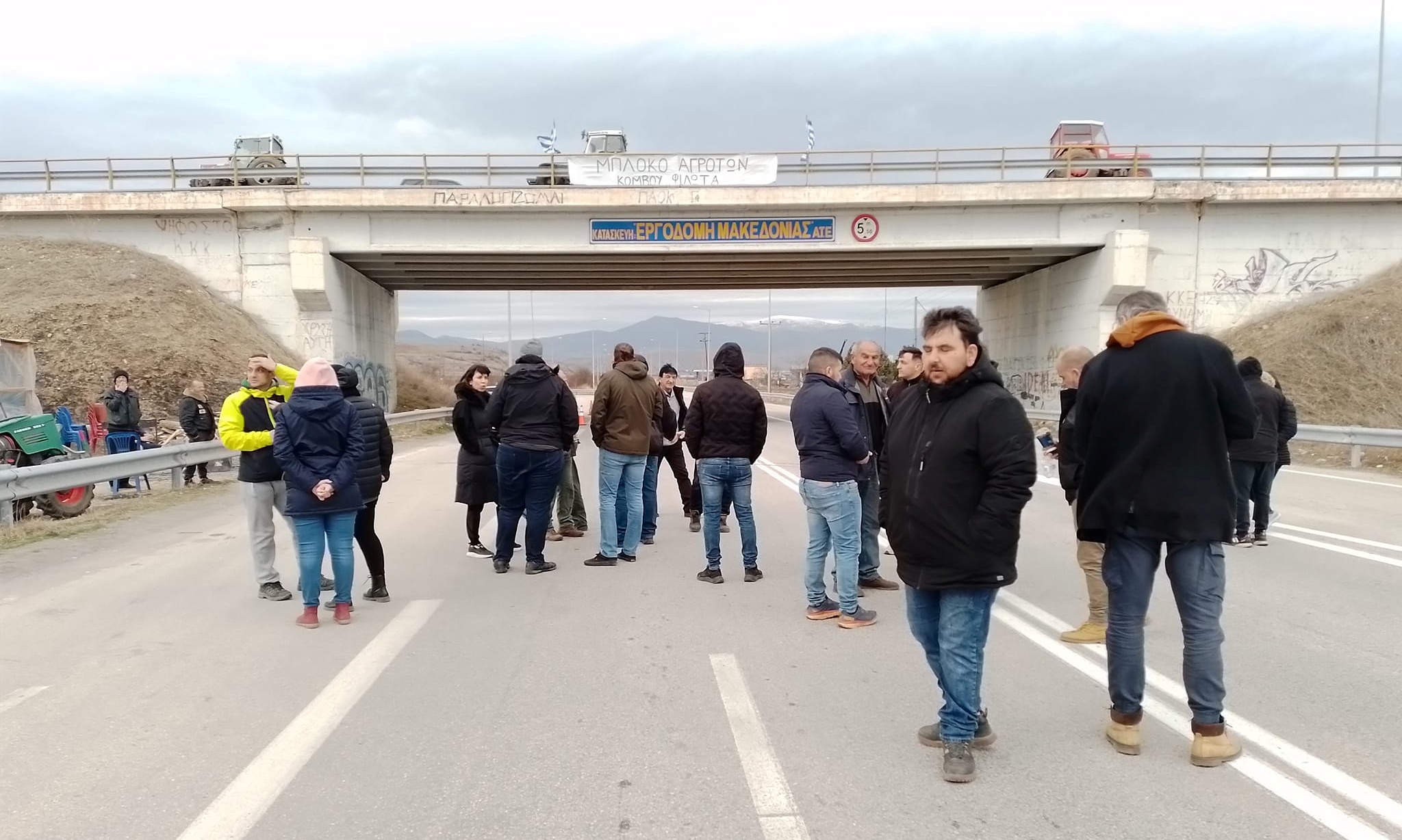 Φλώρινα: Μπλόκο αγροτών στον κόμβο Αντιγόνου στην Ε.Ο. Φλώρινας-Έδεσσας