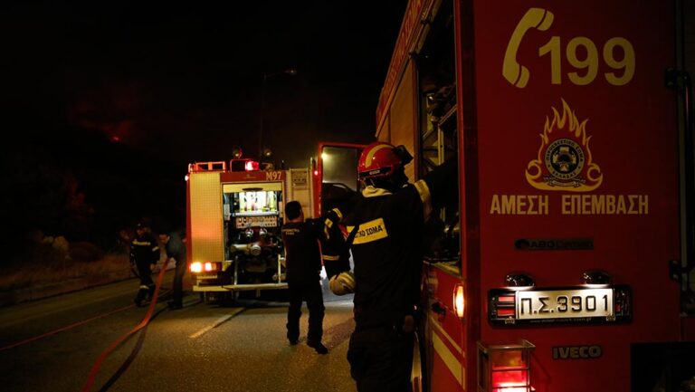 Υπό έλεγχο τέθηκε η πυρκαγιά σε υπαίθρια αποθήκη στην Ηλιούπολη